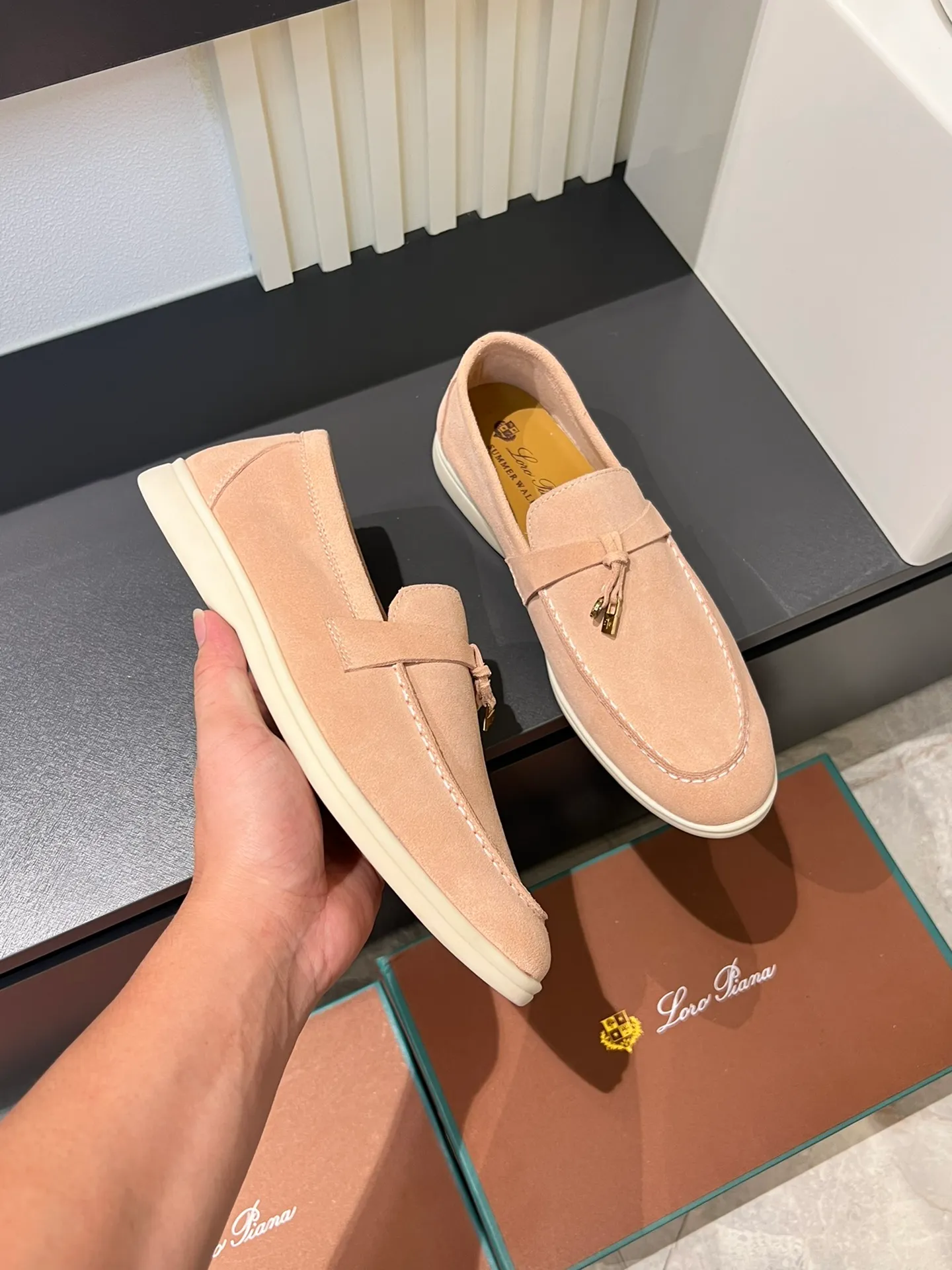 Men's shoes 💰p360 "Loro men's shoes 💰pian'*" Classic L men's shoes for couples 💰p Top version British flat loafers, a must-have item in old money style, the minimalist design is eye-catching and durable, a plus point for dressing The soft foot feel and texture are outstanding. They don’t scratch your feet and are very nice. They are matched with soft and waxy soles. They can be worn daily for a long time without getting tired. They are easy to wear, versatile and classic items, with perfect foot feel and texture! Imported cashmere fabric, the lining is made of imported A-grade water-dyed cow lining, the top version of the genuine leather midsole is sewn with pure handmade mark thread! Size: Female 35-40 (34. Customized) Male 38-44 (45.46. Customized)